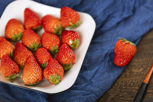 一盘草莓与一颗草莓