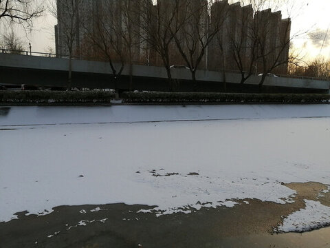 雪景河面