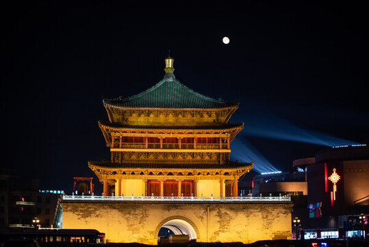 與月亮同框的西安鐘樓夜景