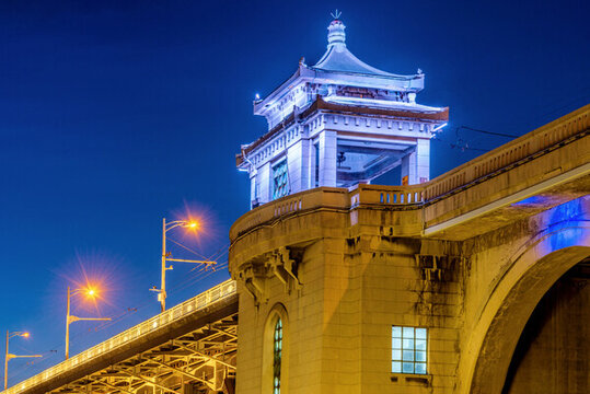 中國湖北武漢長江大橋夜景風(fēng)光