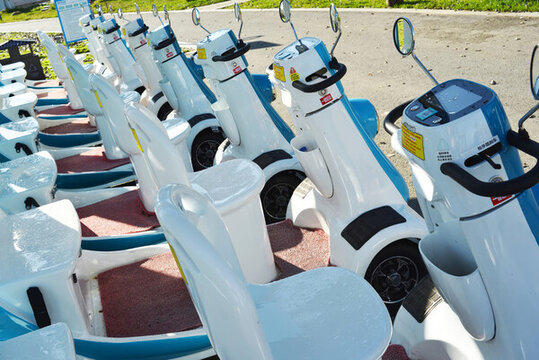 公園里停放的共享電動觀光車