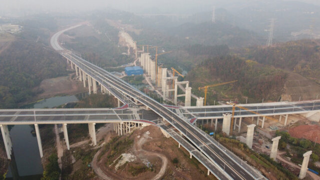 修建中的公路和橋墩