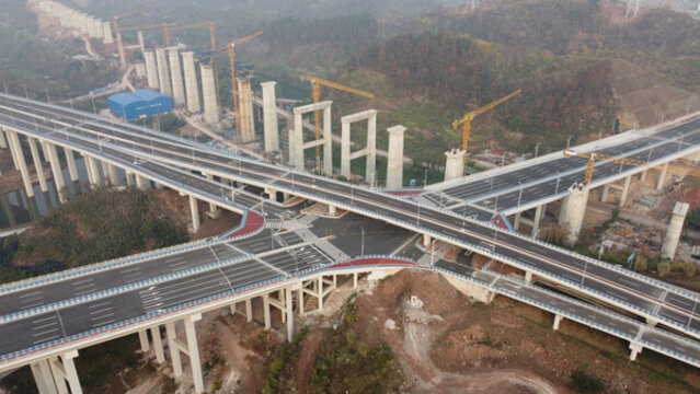 修建中的公路和橋墩
