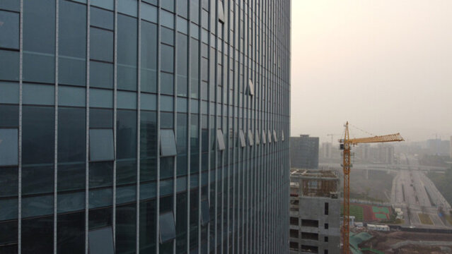 航拍建筑物玻璃外墻和塔吊