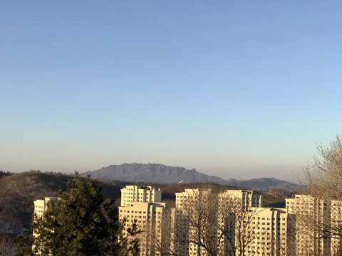 遠(yuǎn)眺五龍山