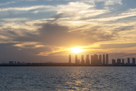 黃昏日落和城市海岸線海洋海景
