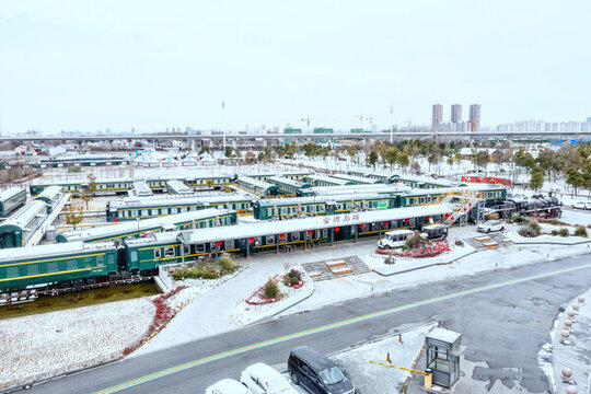 揚(yáng)州七河八島綠皮火車酒店雪景