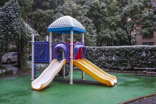 雪中的兒童玩具組