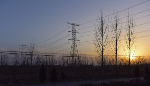 夕陽(yáng)下的樹(shù)林與電力設(shè)施