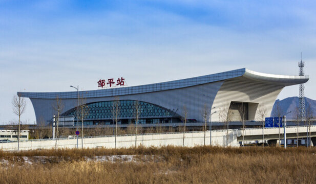 高速列車駛過(guò)鄒平站
