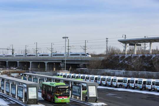 高速列車駛過(guò)鄒平站