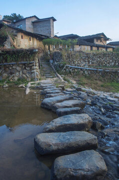 鄉(xiāng)村鵝卵石小溪道路