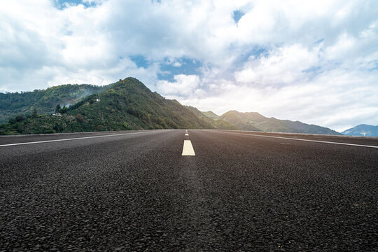 森林盤山公路天際線