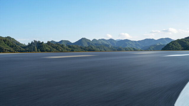 瀝青公路和青山背景