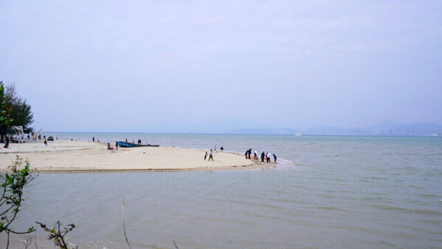 惠州巽寮趕海公園沙灘游客趕海