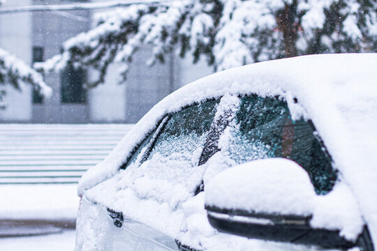 被雪覆蓋的車