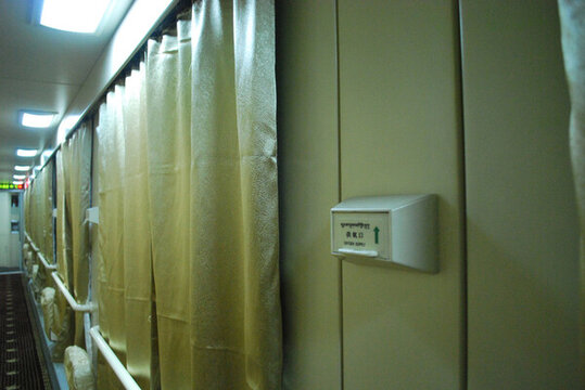 西藏青藏鐵路高原無人區(qū)列車