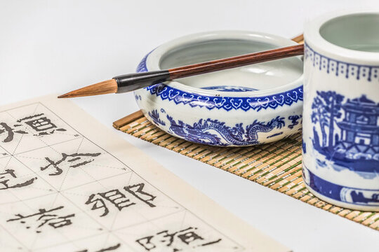 白色背景的筆墨紙硯