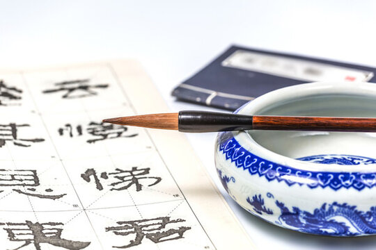白色背景的中式書房