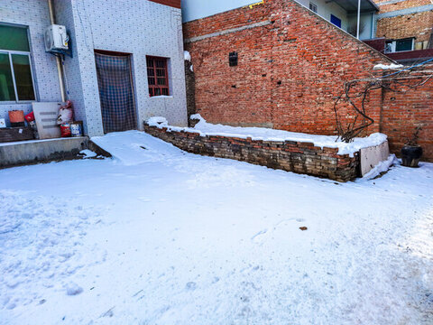 積雪的庭院