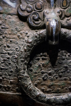 鋪首銜環(huán)蟠虺紋特寫(xiě)