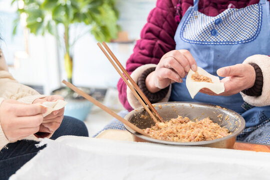 包餃子