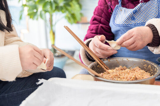 春節(jié)包餃子