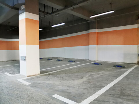 高端車庫(kù)地坪劃線