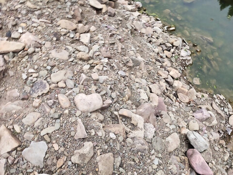河水與石頭
