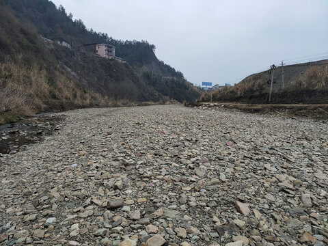 河里的石頭