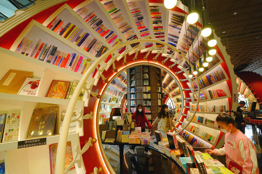 戴口罩小姐姐逛書店