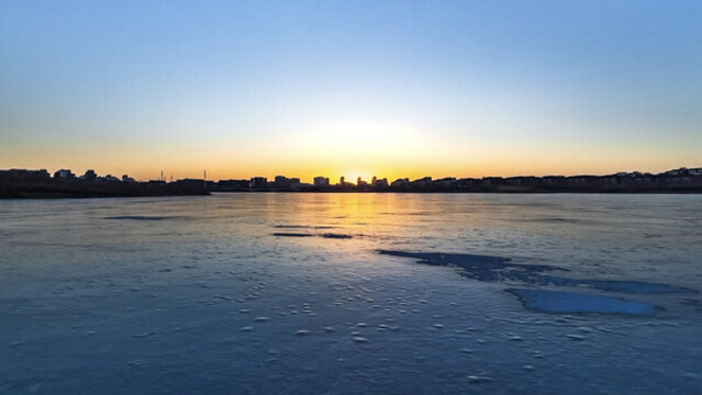 冬日黄昏日照下的冰河