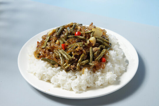 肉沫酸豆角炒粉蓋飯