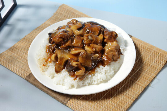 香菇雞塊蓋飯