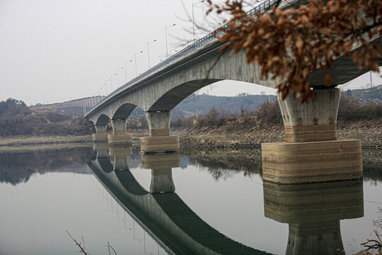 環(huán)湖大橋