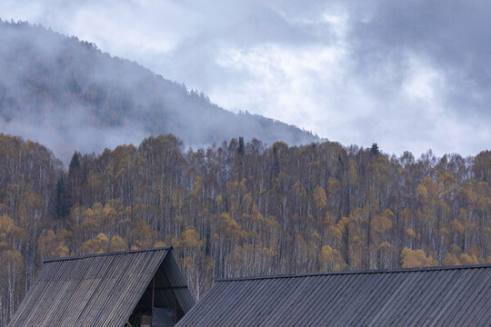 新疆禾木村云霧繚繞自然風景
