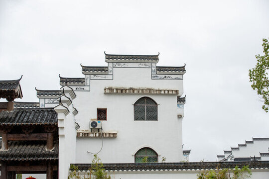 白墻灰瓦建筑