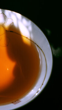 斑駁陽光下油質(zhì)感琥珀茶湯色