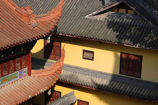 寺廟黃墻冬日陽光