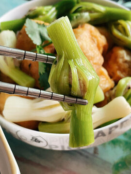 筷子夹着蒜苗酿肉
