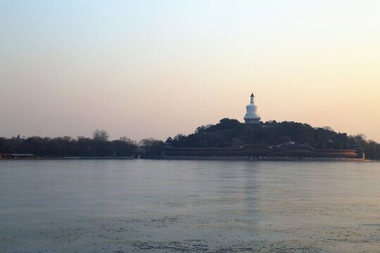 夕陽(yáng)下的北海公園