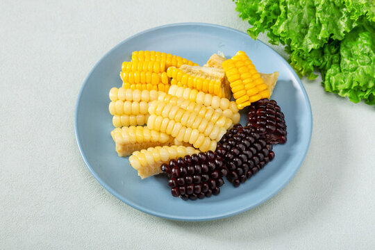 三种颜色的煮玉米