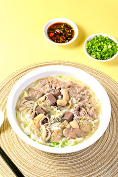 牛雜湯河粉
