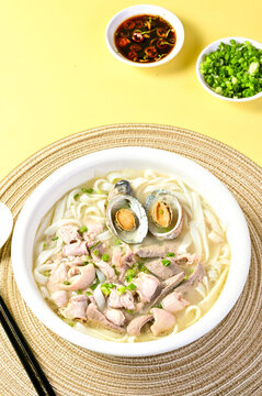 豬雜鮑魚湯河粉