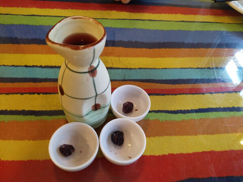梅子酒及酒杯
