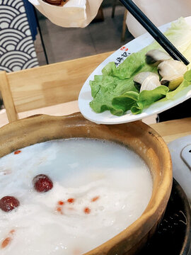 往粥底火鍋放沙白