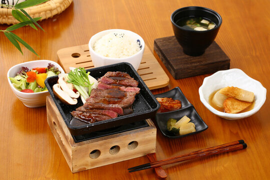 黑椒牛排飯?zhí)撞? style=
