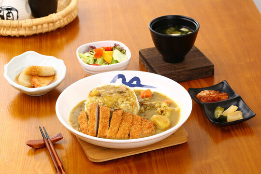 咖喱豬排飯?zhí)撞? style=