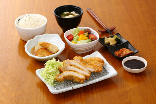 日式豬扒飯?zhí)撞? style=
