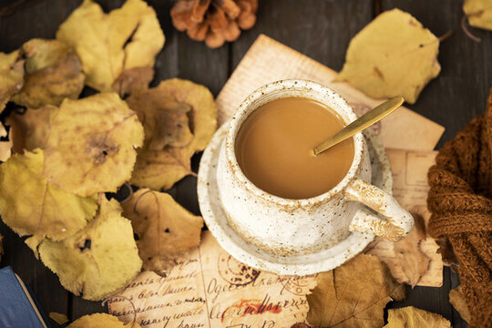 一杯咖啡与落叶秋天图片